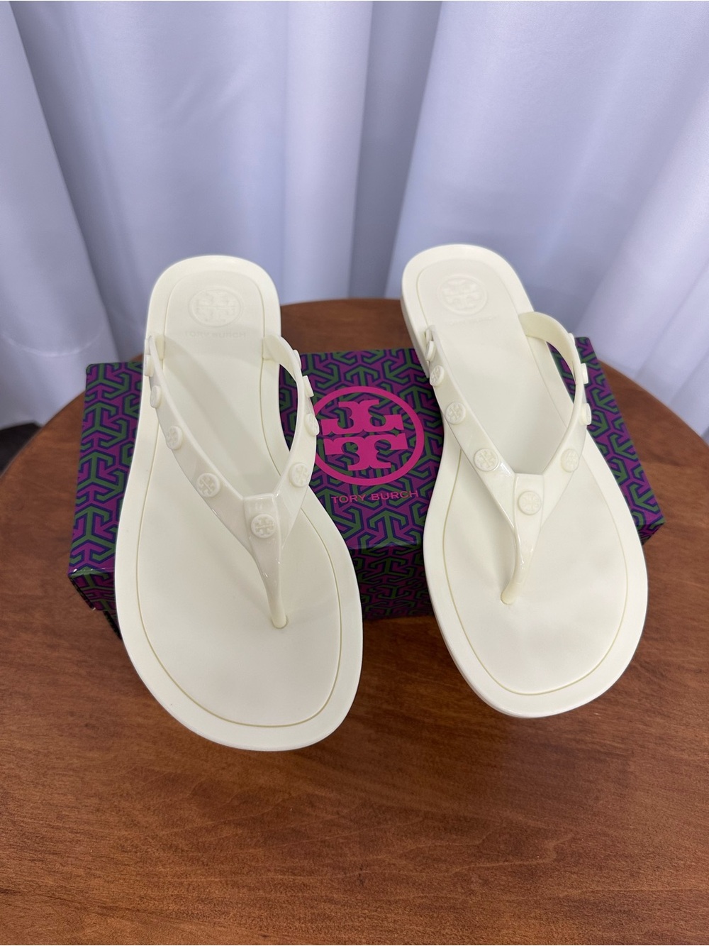 Tory Burch 57086 studded logo Jelly Flip Flop Ivory size 7 new in box